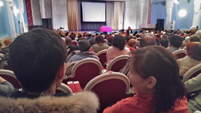 Выступление Анатолия Кашпировского в Алматы (4 фото + видео)