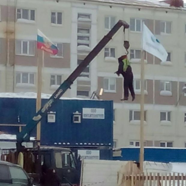 Установка флага в Норильске (3 фото)