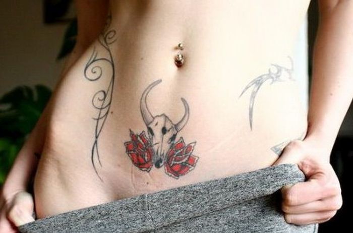 Оригинальные интимные татуировки девушек (32 фото)
