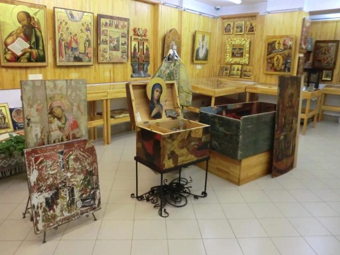 Ящики из икон в музее мэра Екатеринбурга (4 фото)
