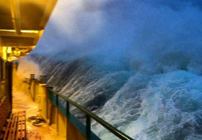 Сильные волны в гавани Сиднея (8 фото + 2 видео)