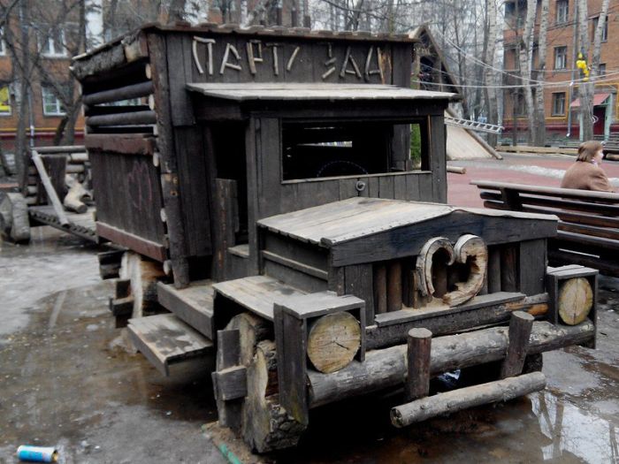 В Москве из-за жалоб пенсионеров снесли уникальную детскую площадку (11 фото) В Москве из-за жалоб пенсионеров снесли уникальную детскую площадку (11 фото)