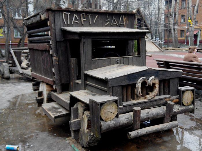 В Москве из-за жалоб пенсионеров снесли уникальную детскую площадку (11 фото)