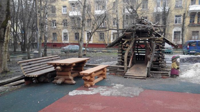 В Москве из-за жалоб пенсионеров снесли уникальную детскую площадку (11 фото)
