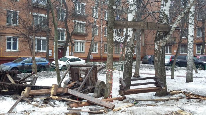 В Москве из-за жалоб пенсионеров снесли уникальную детскую площадку (11 фото)