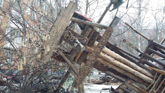 В Москве из-за жалоб пенсионеров снесли уникальную детскую площадку (11 фото)