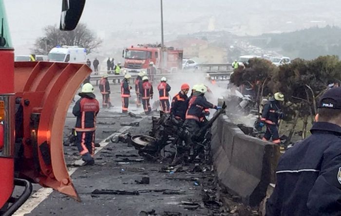 В пригороде Стамбула вертолет упал на трассу