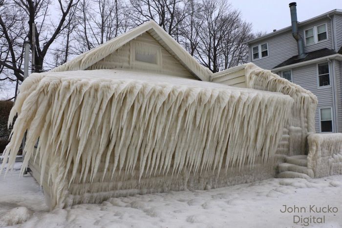 Замерзший дом на берегу озера Онтарио в США (3 фото + видео)