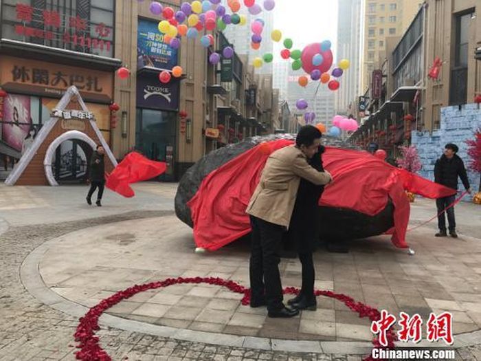 Китаец сделал предложение своей девушке и подарил ей 33-тонный камень (3 фото)