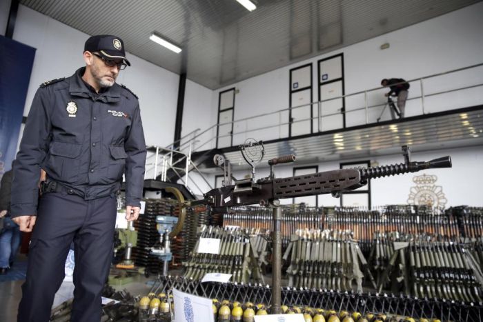 Испанская полиция обнаружила крупный подпольный склад оружия (5 фото)