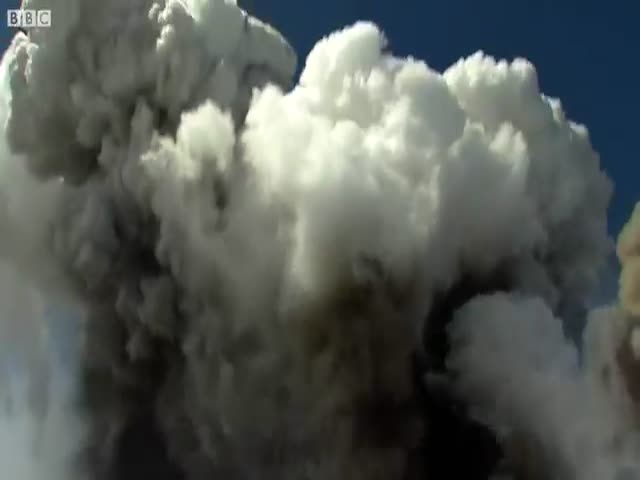 Съёмочная группа телеканала Би-би-си застала момент извержения вулкана Этна