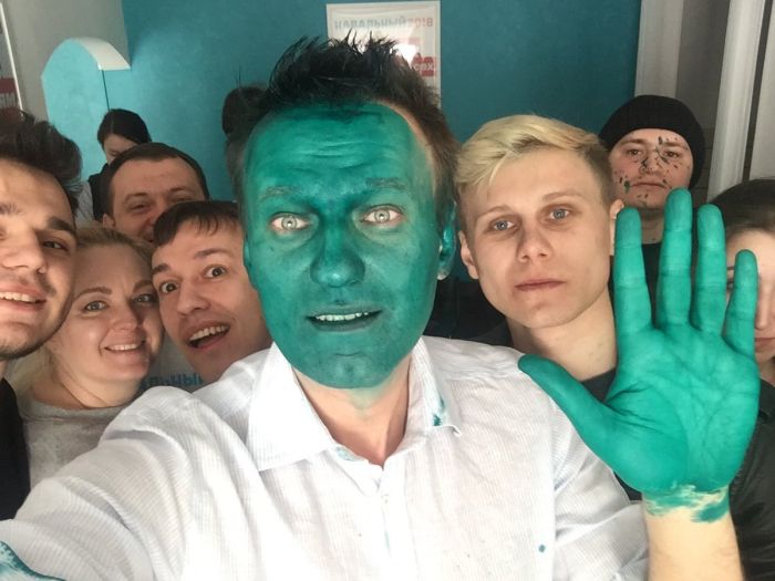 В Барнауле Алексея Навального облили зеленкой (2 фото + видео)