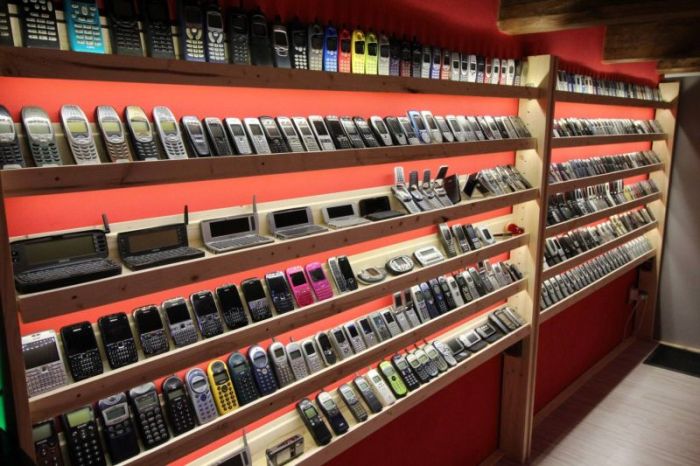Житель Словакии открыл музей со своей коллекцией старых мобильных телефонов (14 фото)