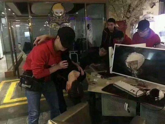 В Китае неуравновешенный геймер пробил головой монитор (3 фото)