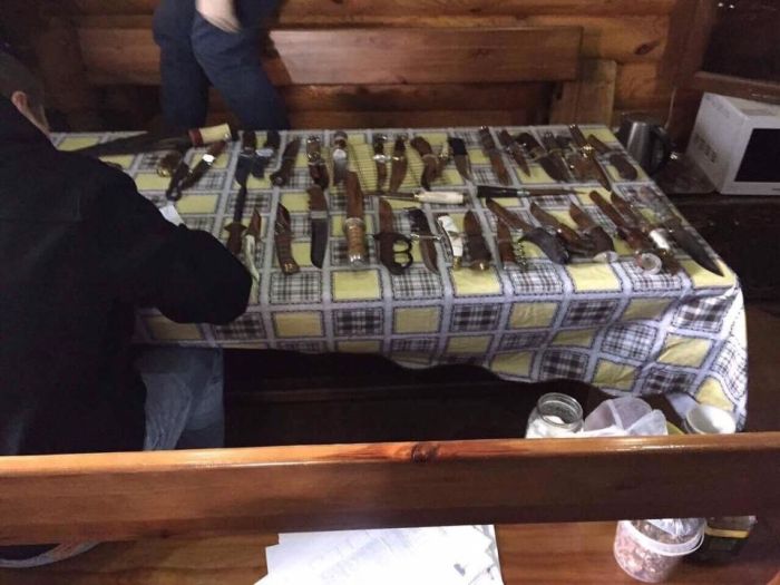 На Украине у задержанного полковника полиции изъяли оружие, золотые слитки и ювелирные изделия (3 фото)