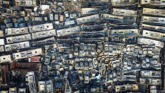 Пожар на китайской парковке уничтожил 6000 автомобилей (10 фото)