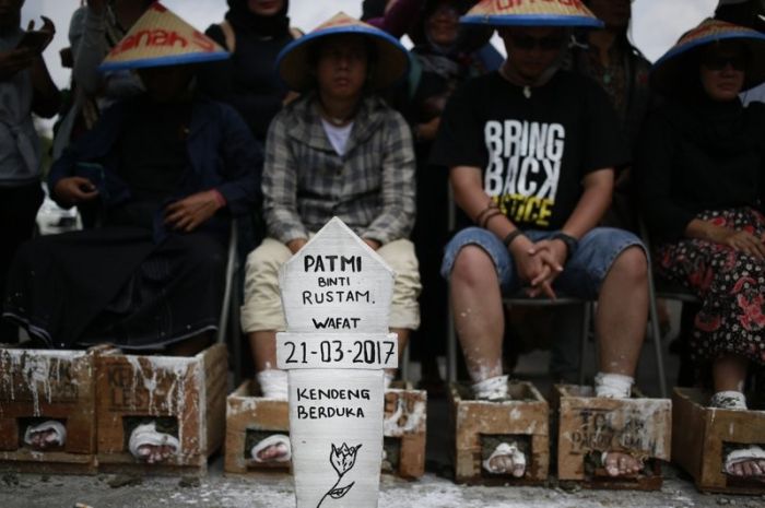 Около 50 жителей Индонезии зацементировали ноги в знак протеста (6 фото)