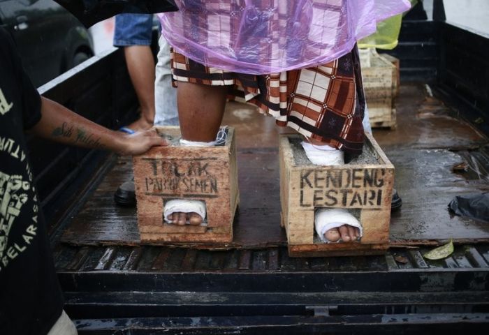 Около 50 жителей Индонезии зацементировали ноги в знак протеста (6 фото)