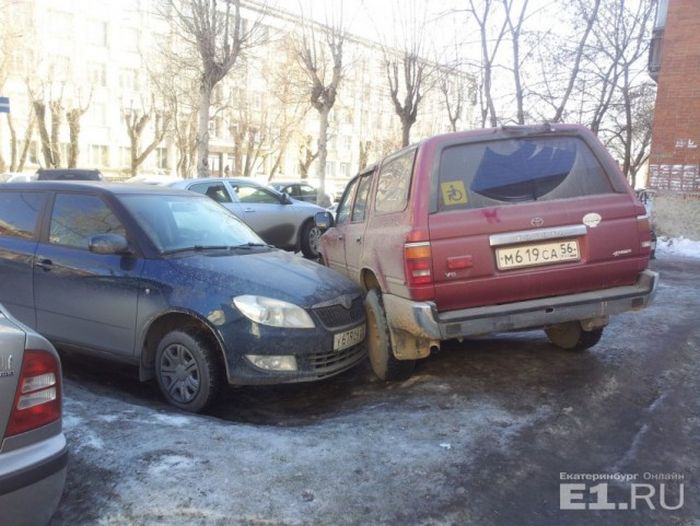 Автомобилисты Екатеринбурга, которым плевать на правила парковки (34 фото)