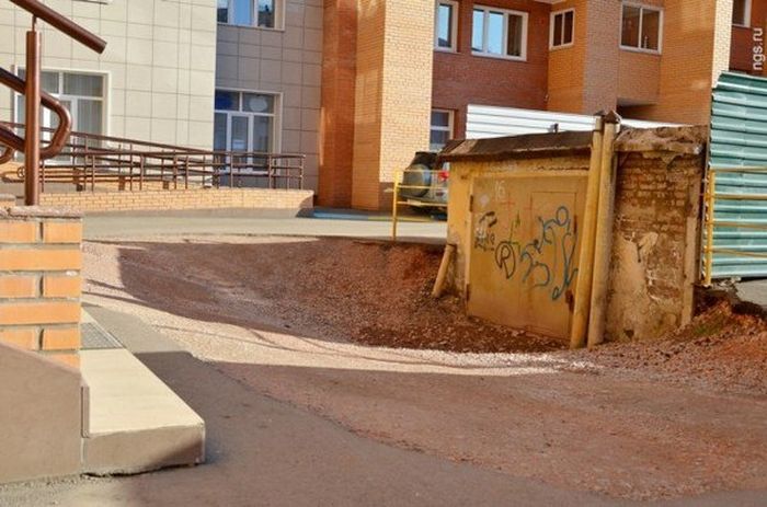 Красноярский пенсионер требует 7 млн рублей за мешающий всем гараж (2 фото)