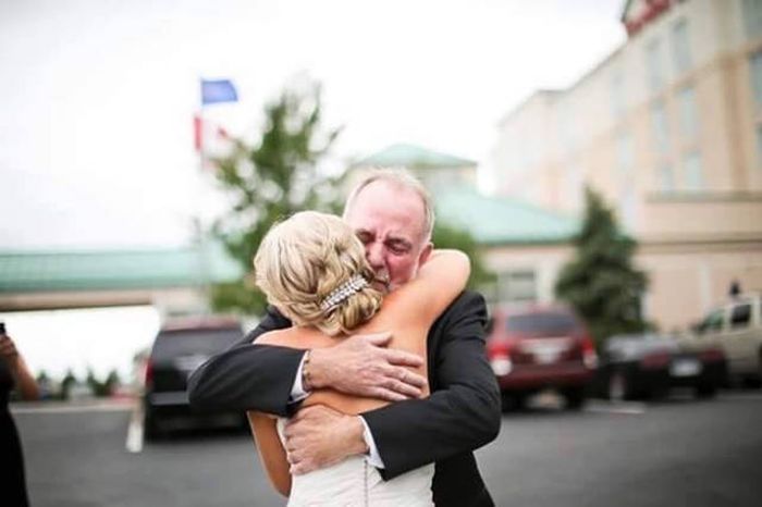 Трогательные эмоции отцов перед свадьбами их дочерей (17 фото)