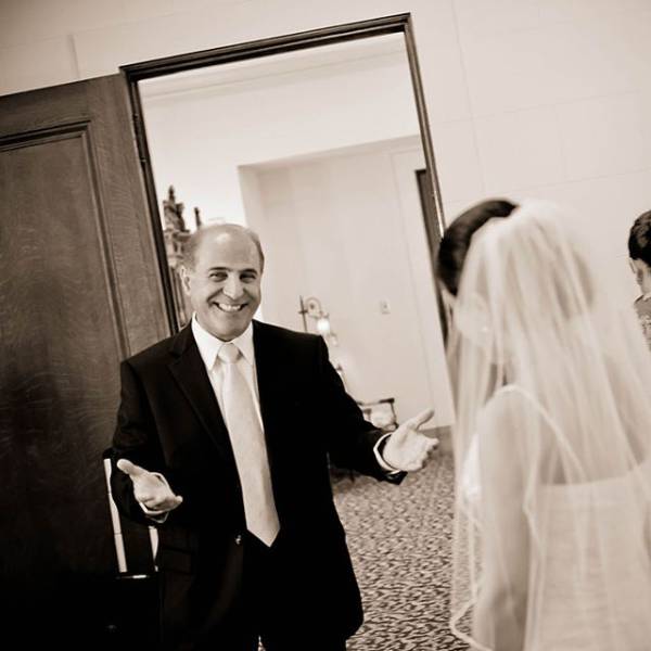 Трогательные эмоции отцов перед свадьбами их дочерей (17 фото)