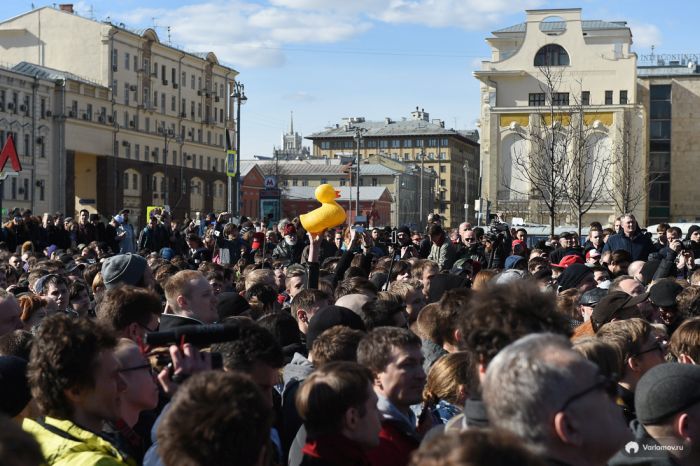 «Он нам не Димон»: В России прошли крупнейшие за 5 лет антикоррупционные акции протеста (47 фото)
