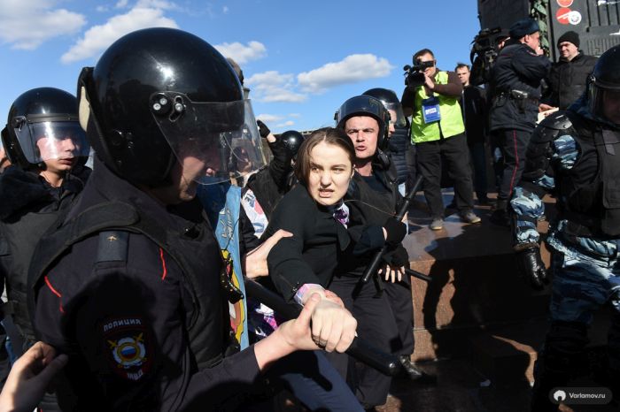 «Он нам не Димон»: В России прошли крупнейшие за 5 лет антикоррупционные акции протеста (47 фото)
