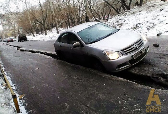 В Омске машины проваливаются в ледяные трещины на дорогах (3 фото)