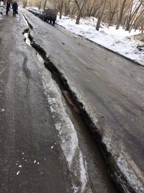 В Омске машины проваливаются в ледяные трещины на дорогах (3 фото)