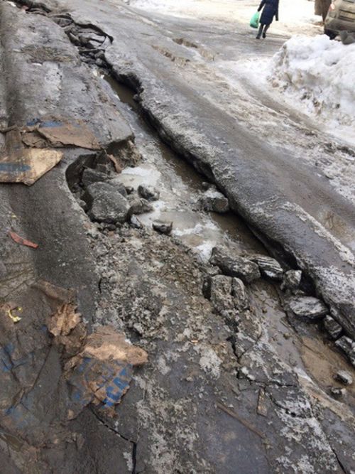 В Омске машины проваливаются в ледяные трещины на дорогах (3 фото)