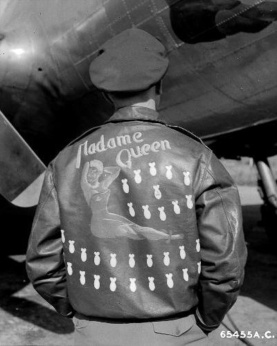 Рисунки на куртках американских пилотов Второй мировой войны (27 фото)