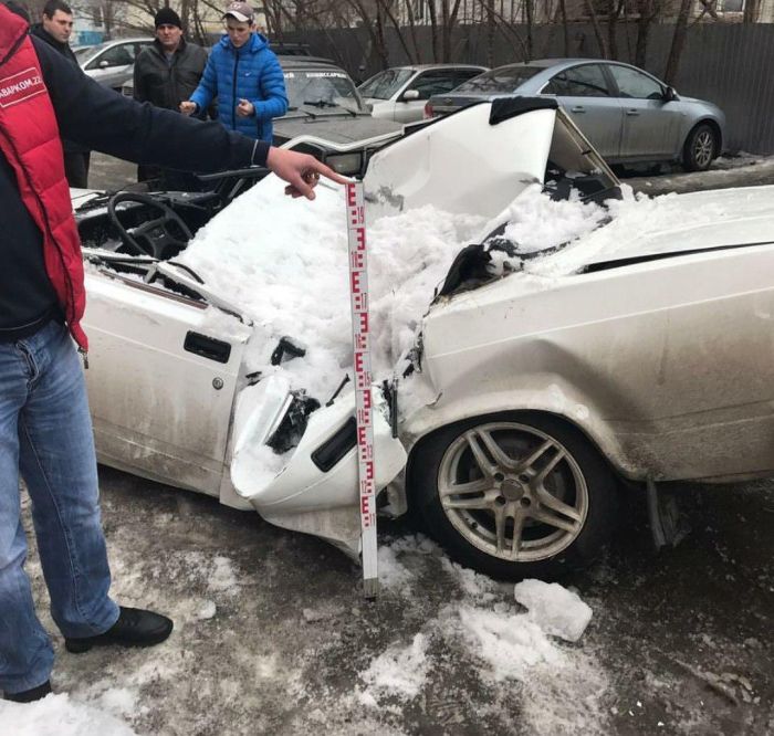 В Бийске упавший с крыши лед раздавил автомобиль ВАЗ (4 фото)