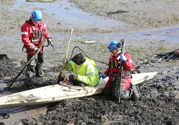 В Великобритании 40 спасателей вытаскивали застрявшего в грязи байдарочника (7 фото)