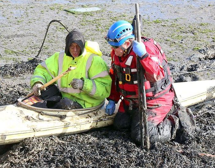 В Великобритании 40 спасателей вытаскивали застрявшего в грязи байдарочника (7 фото)