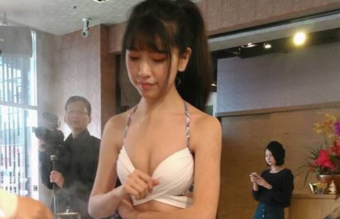 Тайваньский ресторан нанял в качестве официанток моделей в купальниках (9 фото)