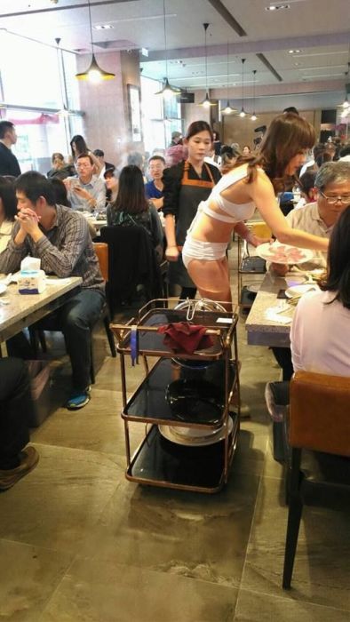 Тайваньский ресторан нанял в качестве официанток моделей в купальниках (9 фото)