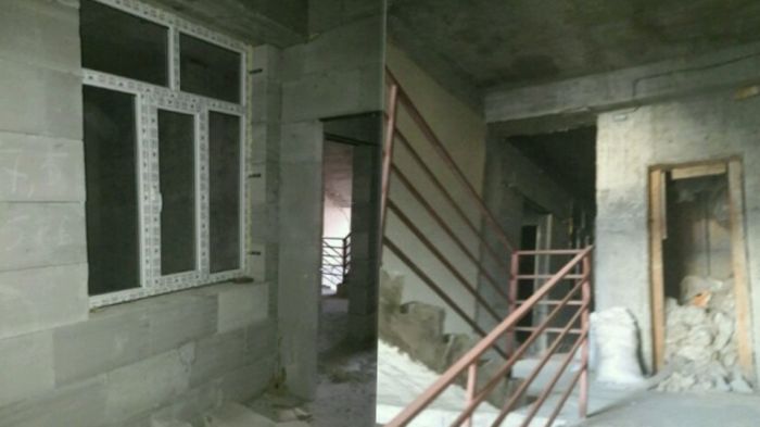 В дагестанской новостройке замуровали окна, выходящие на резиденцию муфтия (3 фото)