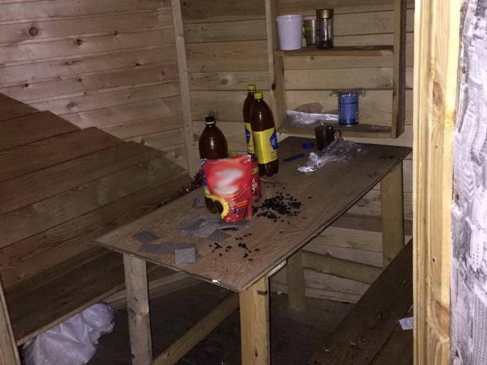 В Омской области школьники построили сарай для посиделок и свиданий (4 фото)
