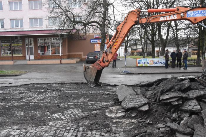 В Закарпатье вместо ямочного ремонта откопали старую дорогу из брусчатки (5 фото)