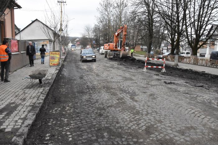 В Закарпатье вместо ямочного ремонта откопали старую дорогу из брусчатки (5 фото)