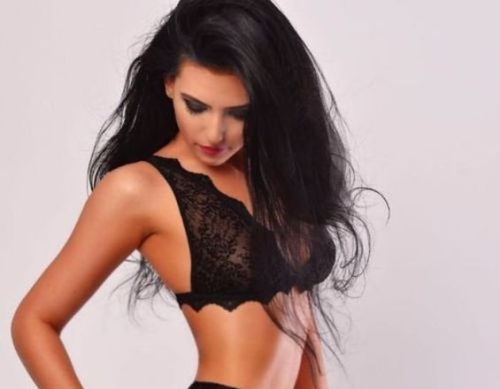 Румынская модель Александра Кефрен продала девственность за 2,3 миллиона евро (4 фото)