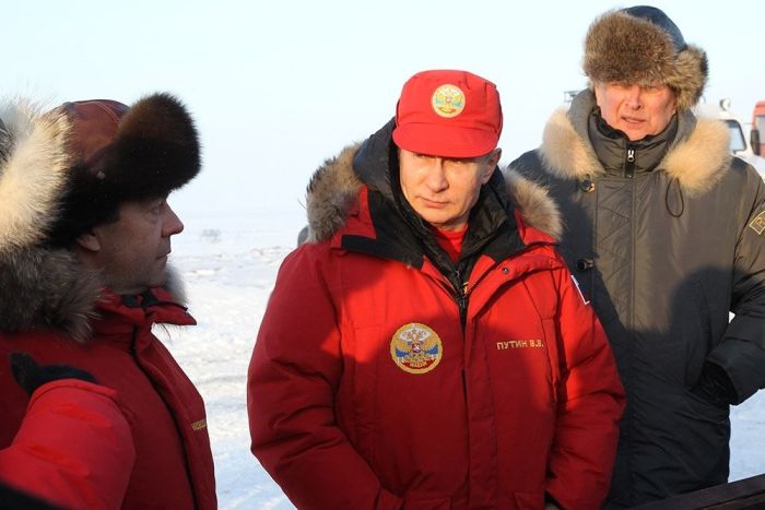 Владимир Путин и Дмитрий Медведев посетили остров Земля Александры (4 фото)