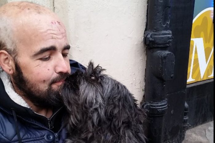 Пользователи сети пожертвовали 12 500 фунтов стерлингов бездомному мужчине и его собаке (2 фото)