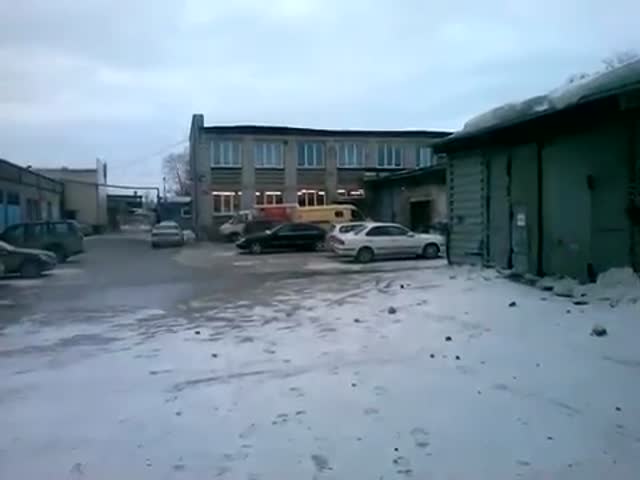 В Новосибирске ветер сорвал крышу