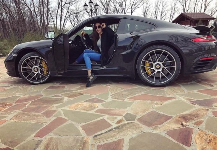 Дочь бывшего мэра Саратова Олега Грищенко Анастасия похвасталась новым спорткаром Porsche 911 (2 фото)