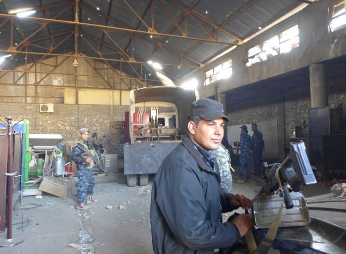 В Мосуле обнаружили завод для изготовления машин-смерти ИГИЛ (11 фото)