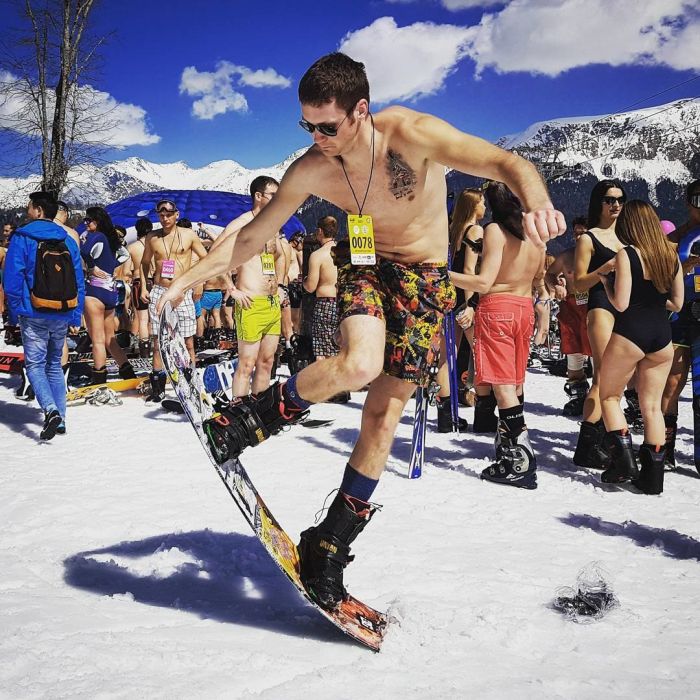 Лыжники и сноубордисты в купальниках на сочинском фестивале BoogelWoogel (10 фото)