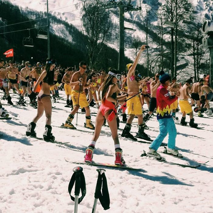 Лыжники и сноубордисты в купальниках на сочинском фестивале BoogelWoogel (10 фото)