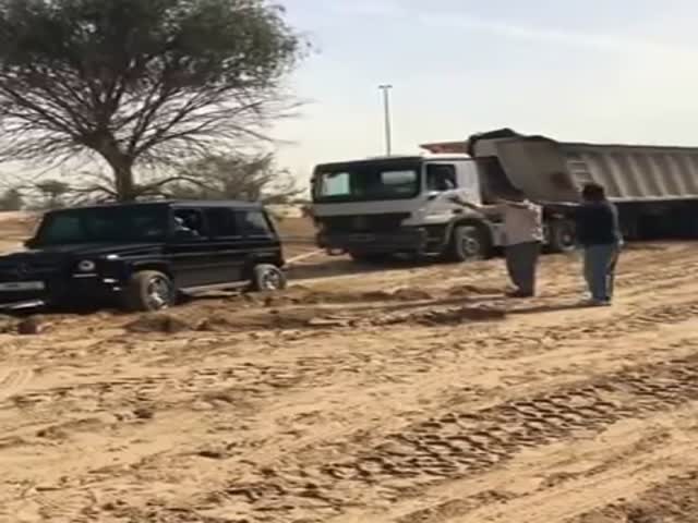Принц Дубая Хамдан ибн Мохаммед аль-Мактум вытащил застрявший в песке грузовик